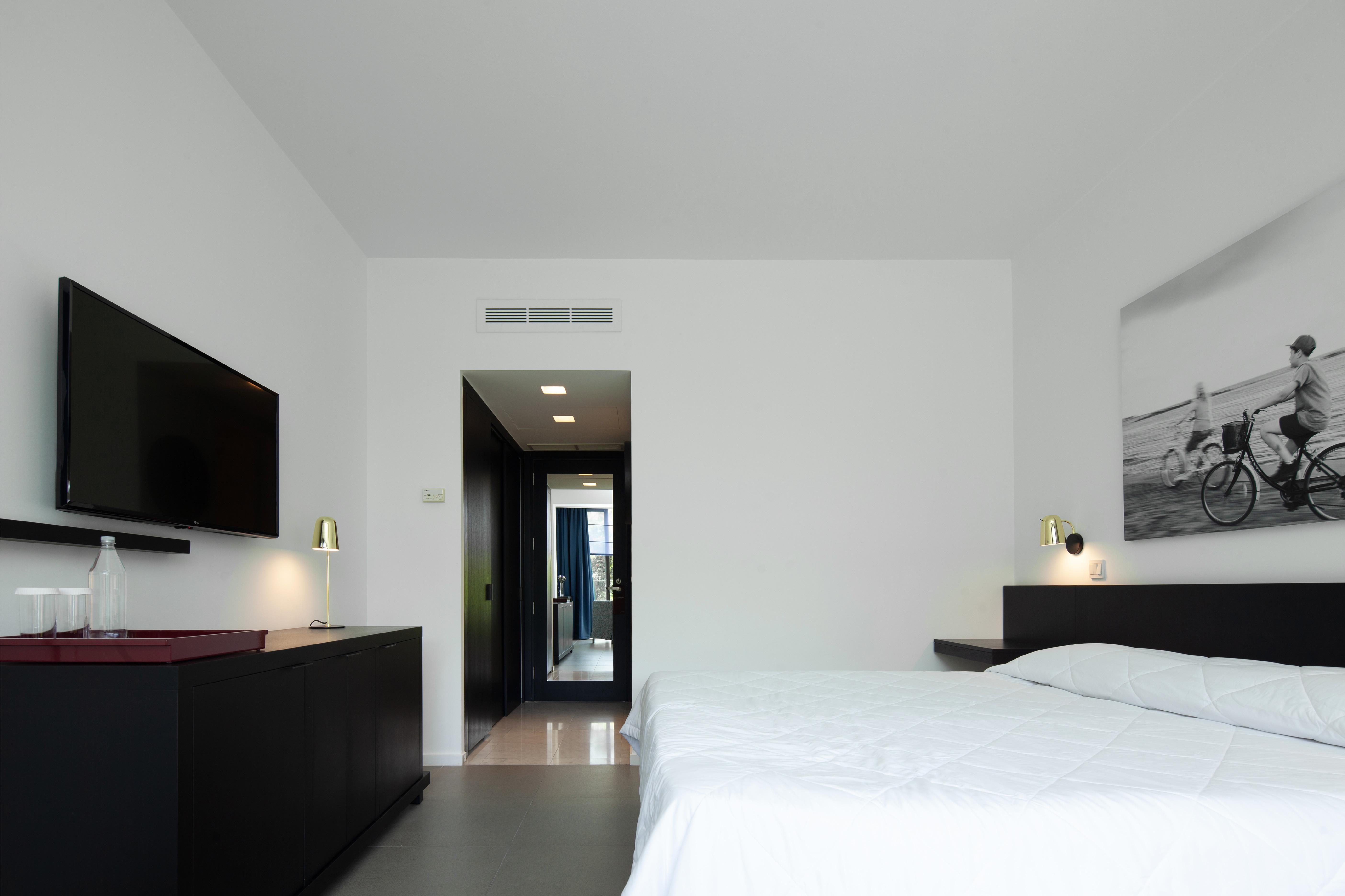Almyra Paphos Exterior foto A room at the hotel