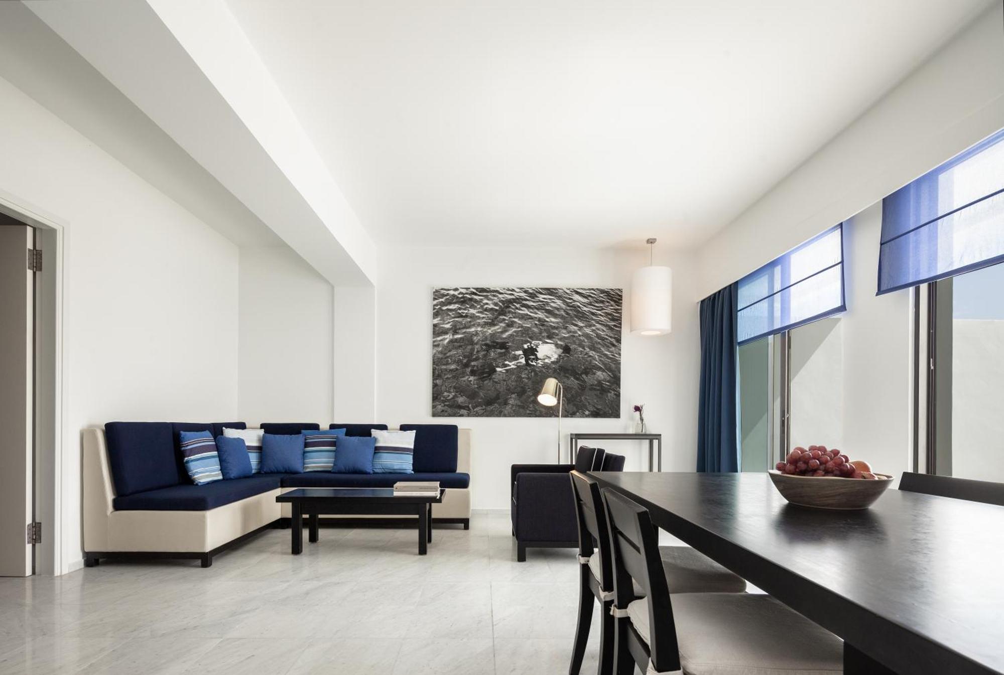 Almyra Paphos Exterior foto A living room in a suite at the hotel