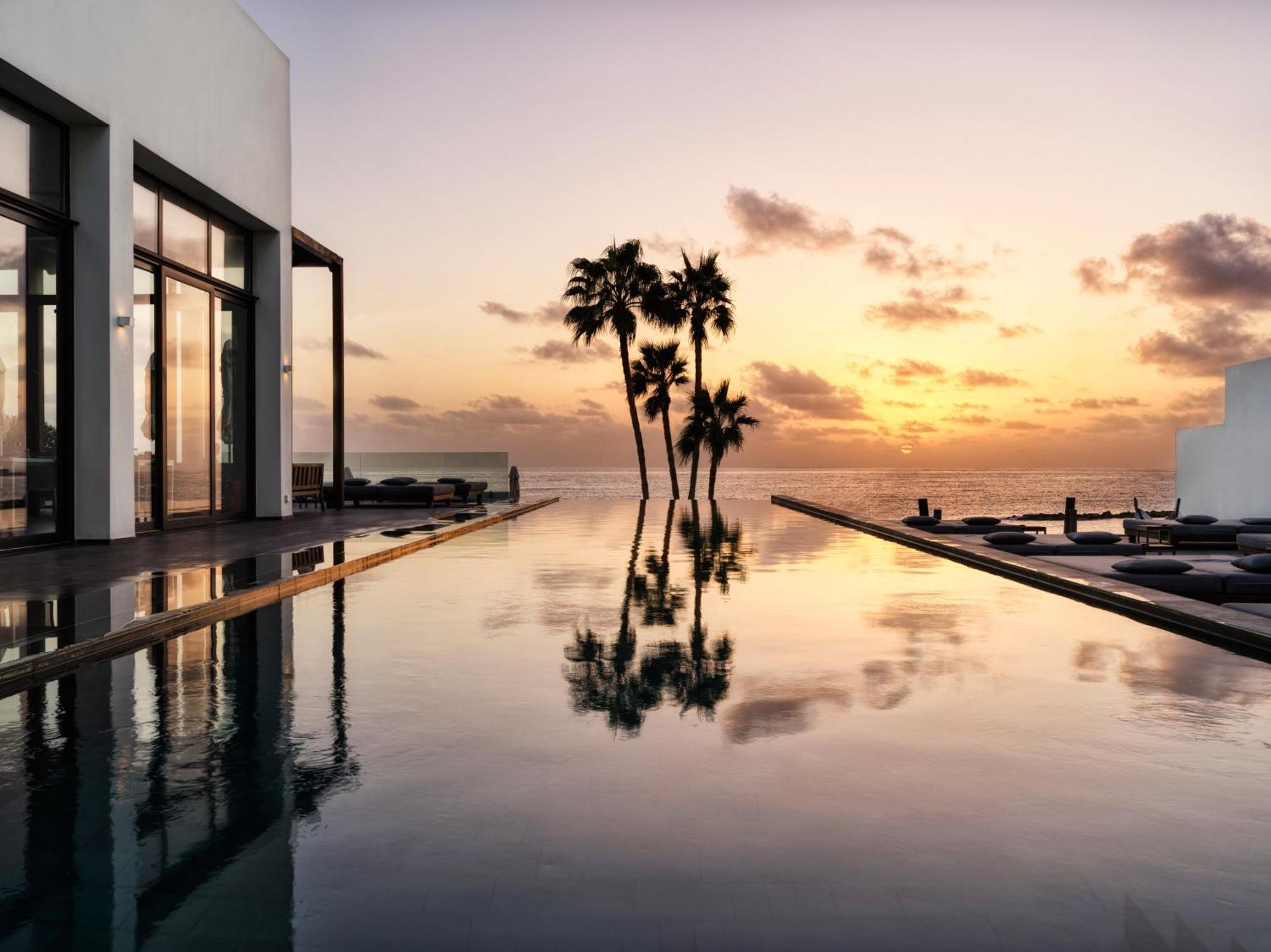 Almyra Paphos Exterior foto Sunset at the St Regis Maldives